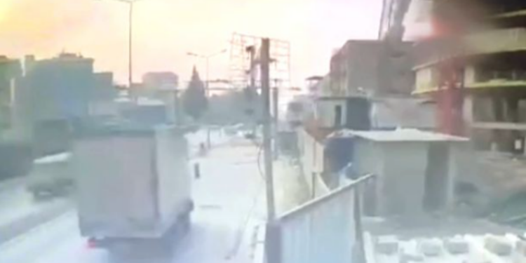 E RËNDË/ Vinçi rrëzon materialet e ndërtimit mbi punëtorët që flinin, humbin jetën 6 prej tyre