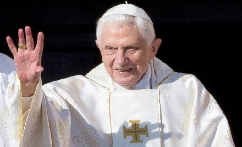 NDËRROI JETË NATËN E VITIT TË RI/ Dhjetëra mijëra njerëz pritet të nderojnë ish-Papa Benediktin XVI