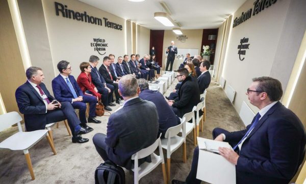 TË GJITHË LIDERËT BASHKË/ Vuçiç tregon pse u ul pas në Davos