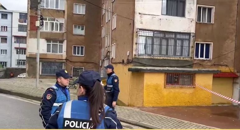 TËRMETI 4.7 BALLË/ Pallati në Bulqizë rrezikon shembjen, policia bllokon ndërtesën, kërkohet largimi i 45 banorëve