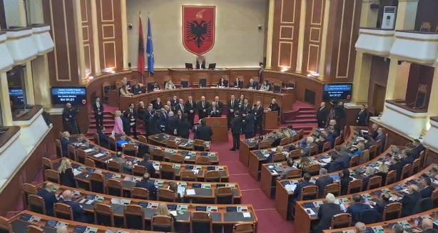 KAOS NË KUVEND/ Berisha përjashtohet nga seanca, deputetët e PD protestojnë, i bien tavolinave: Turp, turp