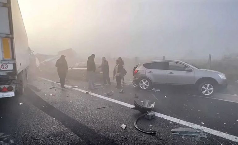 PAMJET/ Aksident i frikshëm me 6 kamionë në Greqi, bllokohet autostrada