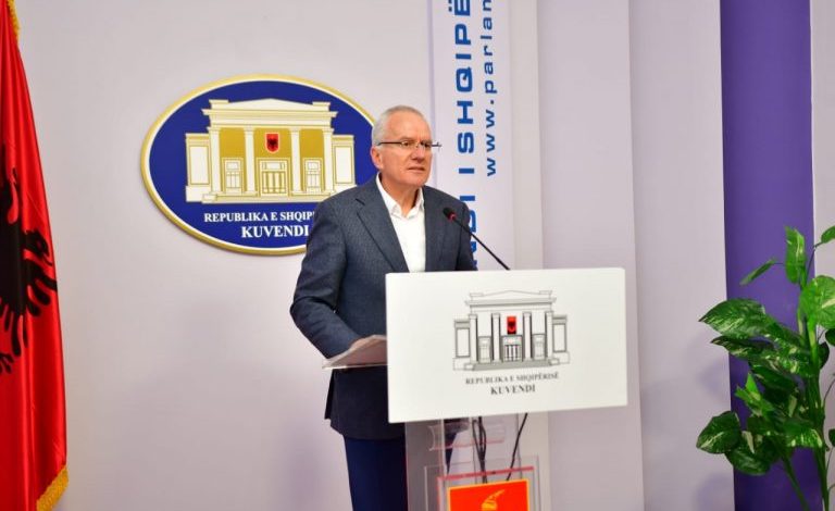 ALIBEAJ PËRJASHTOI NGA GRUPI 4 DEPUTETË/ Xhaferaj: Nuk kam firmosur, vendimi maskaradë