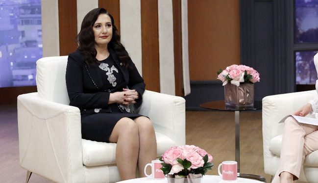 “NJË PERSON HYRI ME THIKË NË EMISION…”/ Gazetarja Aida Shtino tregon tmerrin që përjetoi kur drejtonte “Njerëz të humbur”