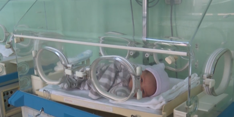 BIE NUMRI I LINDJEVE NË KUKËS/ Në 48 orët e para të vitit vjen në jetë vetëm një vajzë