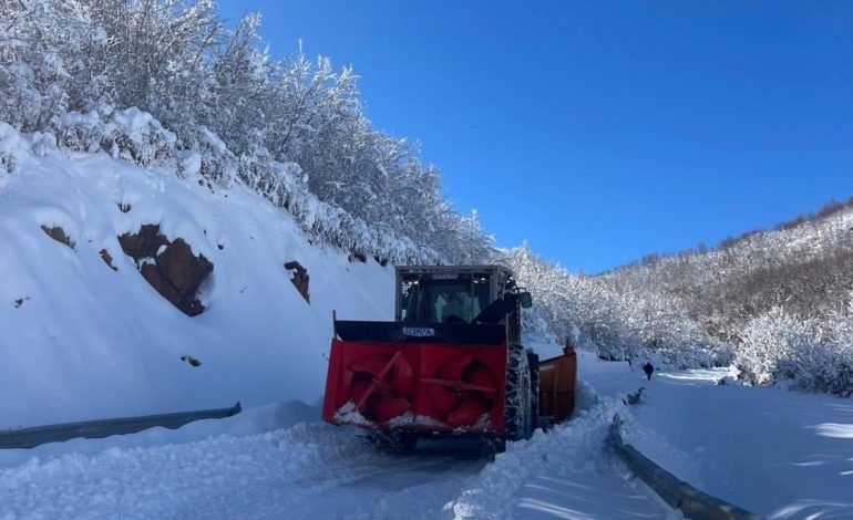 PAMJET/ Deri në 2 metër borë në Panarit të Korçës, borëpastrueset në punë për hapjen e rrugëve