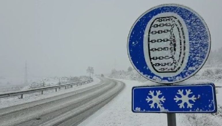 RESHJE MASIVE/ Bllokohen Rruga e Arbrit dhe by pass-i në qafën e Murrizit, radhë e gjatë automjetesh