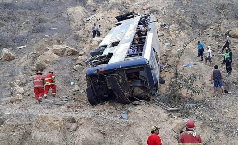 AUTOBUSI BIE NË HUMNERË/ Të paktën 25 të vdekur në Peru