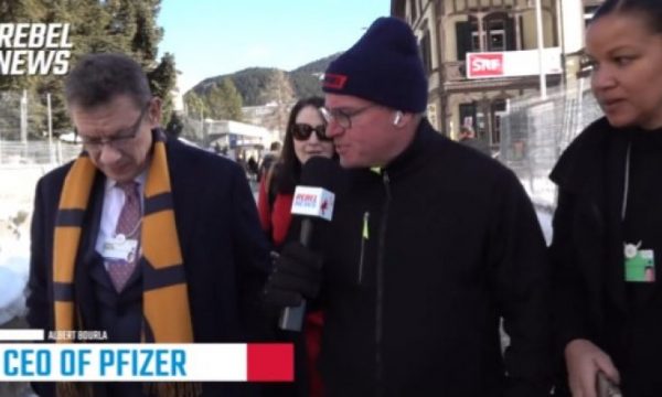 “PSE NUK KENI TREGUAR QË VAKSINA NUK MBRON NGA RIINFEKTIMI?” Drejtori ekzekutiv i Pfizer sfidohet me pyetje nga gazetarët në Davos
