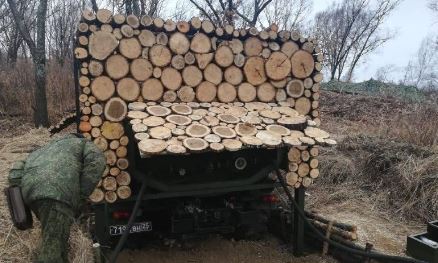 PAMJET/ Ideja gjeniale e ushtrisë ruse, kamuflon depozitat e karburantit në fushëbetejë si kamionë me dru