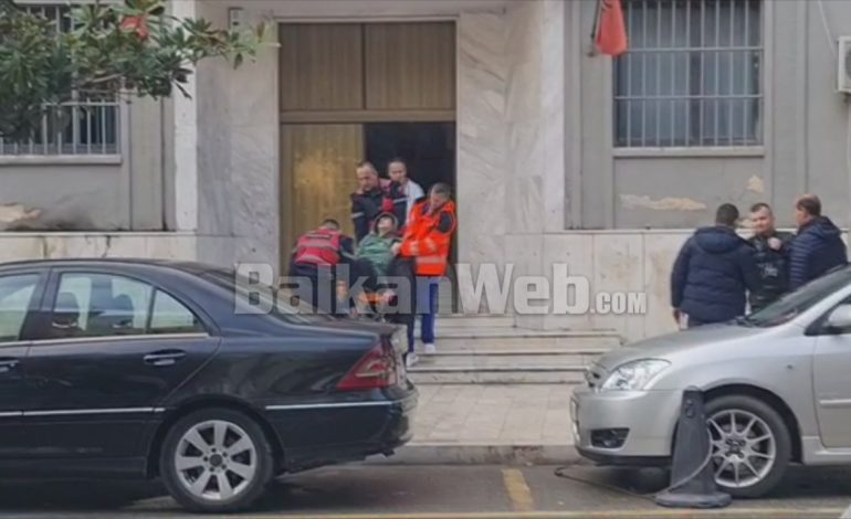 GRABITI ME ARMË DYQANIN NË DURRËS/ I riu ndihet keq në sallën e gjyqit dhe humb ndjenjat. Momenti kur…