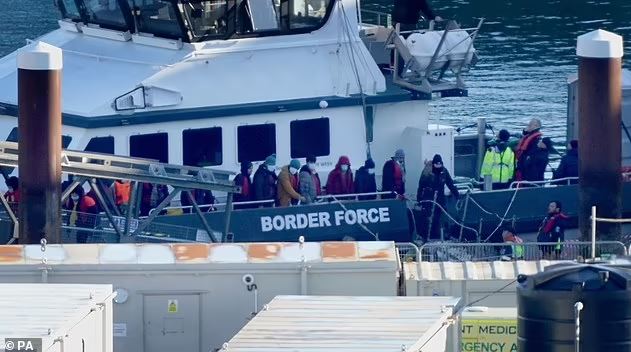 BRITANI/ Zyrtari i lartë paralajmëron Sunak: Nuk kemi hapësirë për të mbajtur emigrantët e paligjshëm në burgje