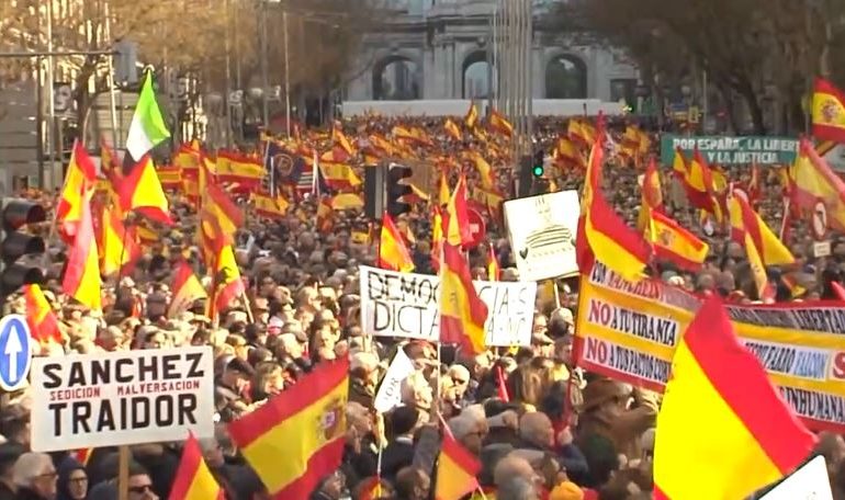 “KRYEMINISTRI ËSHTË TRADHËTAR”/ Turmat ‘pushtojnë’ qendrën e Madridit, protesta kundër qeverisë në Spanjë