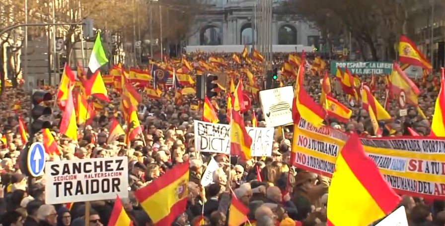 “KRYEMINISTRI ËSHTË TRADHËTAR”/ Turmat ‘pushtojnë’ qendrën e Madridit, protesta kundër qeverisë në Spanjë