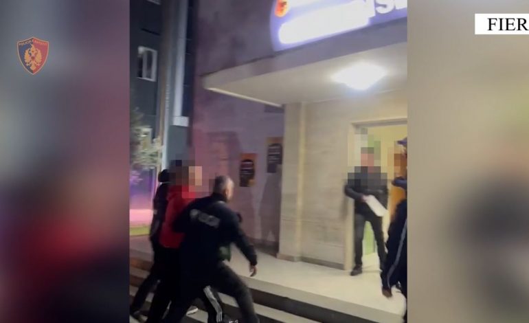 QARKULLONTE ME PISTOLETË ME FISHEK GATI PËR QITJE/ Pranga të rrezikshmit në Fier të dënuar për vrasje
