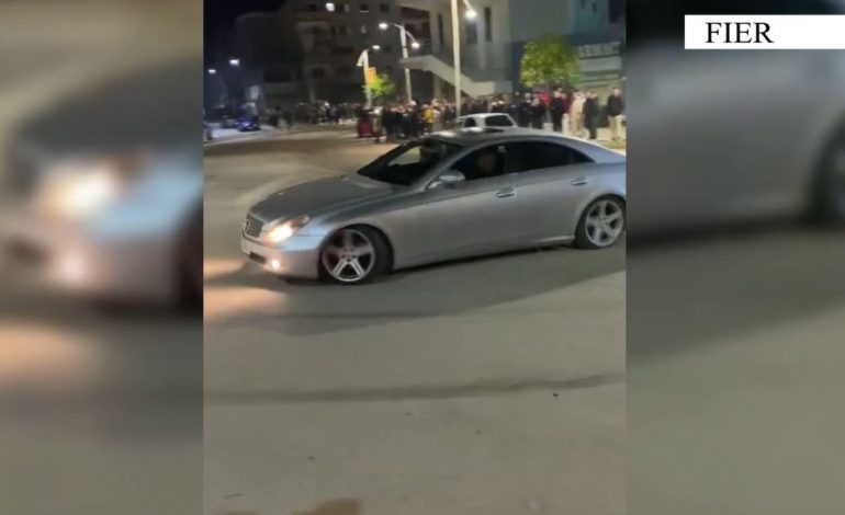 PAMJET/ Drift me makinë në rrethrrotullim, e pëson 23-vjeçari në Fier, gjobitet me…