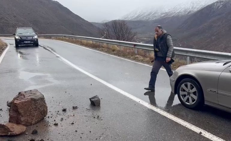 SHEMBJE GURËSH NË AKSIN KLOS-BULQIZË/ Vështirësohet qarkullimi i automjeteve