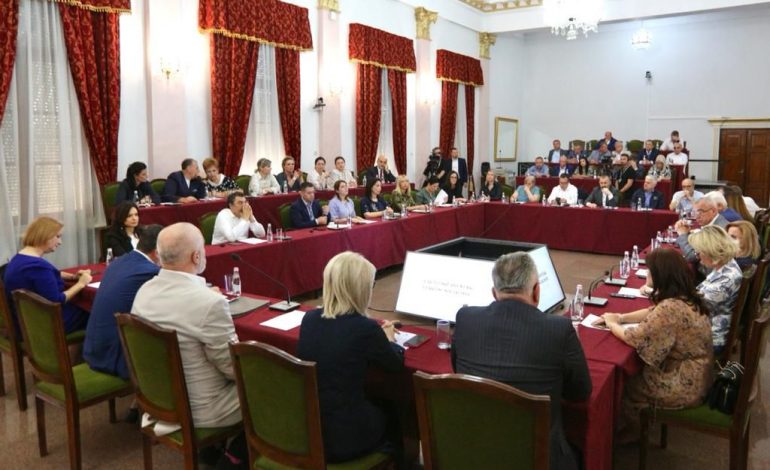 PERFORMANCA NË PARLAMENT/ Rama vlerëson Spiropalin, kritika Xhaçkës: Deputetët të mos mungojnë në mbledhjet e komisioneve