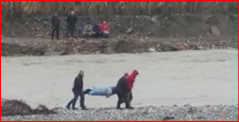 PUBLIKOHEN PAMJET/ Doli për të hedhur mbeturinat, por u gjet e vdekur në Shkumbin! Momenti kur trupi i pajetë i gruas merret me fadromë