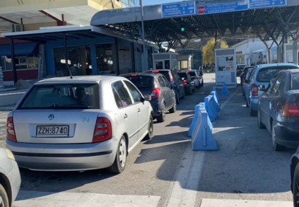 PËRFUNDOJNË FESTAT/ Emigrantët shqiptarë kthehen në Greqi, fluks në pikën kufitare të Kakavijës