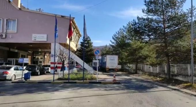 SITUATA NË KAPSHTICË/ Ja sa qytetarë kanë dalë nga kjo pikë kufitare në 24 orë