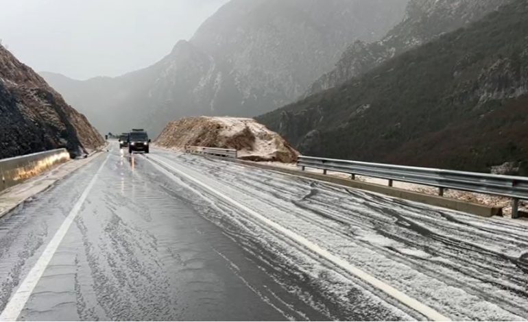 RESHJE SHIU DHE BRESHËRI/ Vështirësohet lëvizja në aksin Kardhiq-Delvinë, tuneli pa drita