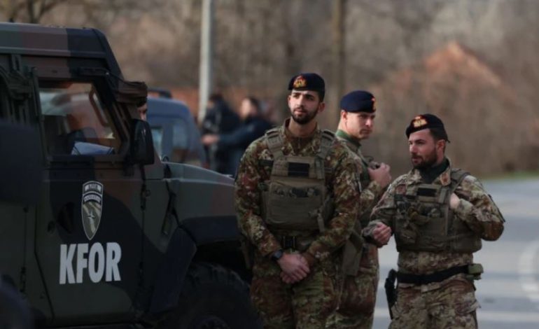 TENSIONET NË VERI TË KOSOVËS/ KFOR po punon ende për largimin e bllokadave të mbetura