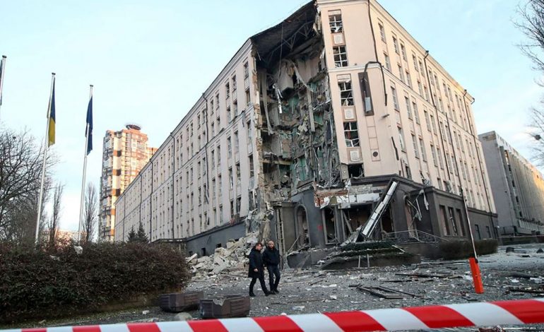 “QËNDRONI NË STREHIMORE”/ Sulme të reja ruse me dronë kamikazë në Kiev