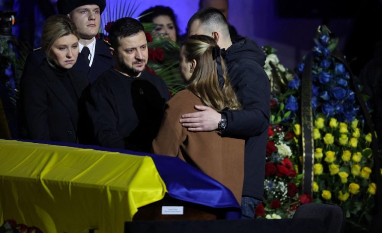 HUMBI JETËN PAS RRËZIMIT TË HELIKOPTERIT/ Varroset ish-ministri ukrainas. Zelensky “shpërthen” në lot