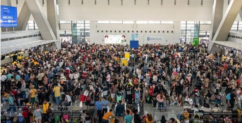 KAOS NË FILIPINE/ Mijëra pasagjerë mbetën të bllokuar në aeroportin e Manilës, shkak mungesa e energjisë elektrike