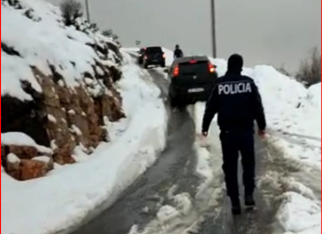 DËBORA BLLOKON MJETET NË MALIN E TOMORRIT/ Policia niset për t’i ardhur në ndihmë