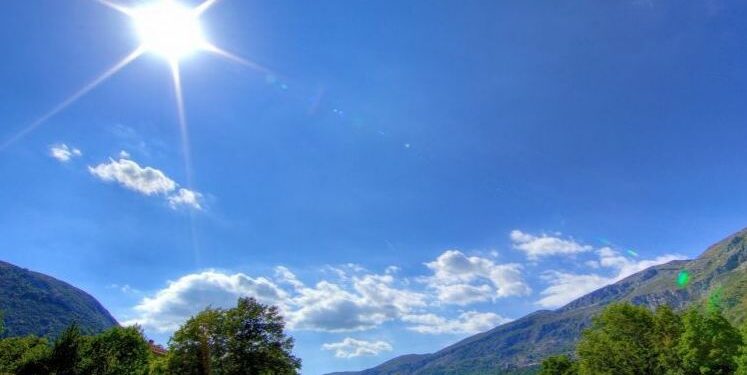 DITË TË NGROHTA ME DIELL DHE DERI NË FUNDJAVE/ Sinoptikanët: Javën e dytë reshje dhe ulje temperaturash