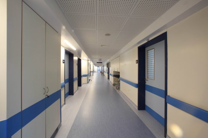 E RËNDË/ Fëmija 2 vjeç konsumon lëng pastrues me përmbajtje acidi, transportohet në spital dhe intubohet