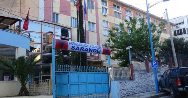 PLAS SHERRI NË MES TË LOKALIT/ Plagoset me thikë 43-vjeçari në Sarandë, në kërkim autori