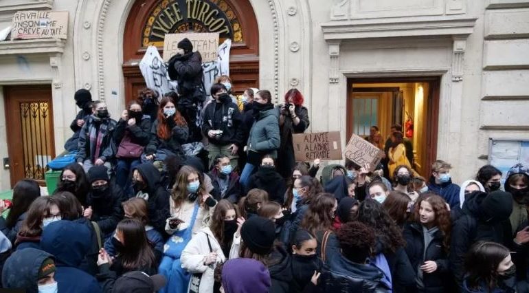 PROTESTAT PËRFSHIJNËFRANCËN/ Qytetarët kundërshtojnë rritjen e moshës së pensionit, bllokohet transporti
