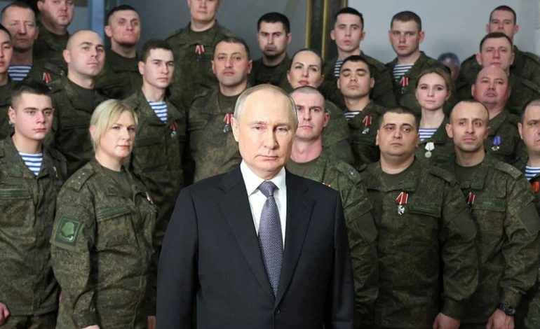 PUTIN ME USHTARË TË RREMË KRAH VETES? Kush është gruaja “misterioze” që qëndron pas tij