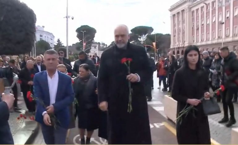 PLOT 12 VITE NGA “21 JANARI”/ Familjarë e politikanë homazhe para kryeministrisë për katër viktimat (PAMJET)