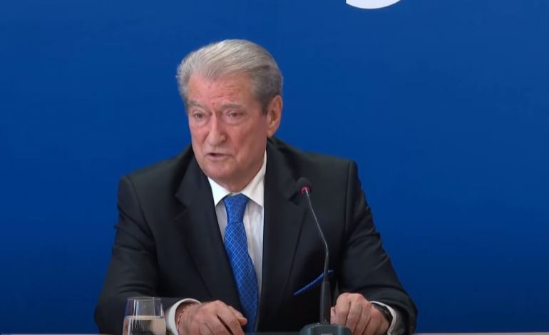 THIRRJE SHQIPTARËVE/ Berisha: Të ngrihemi fuqishëm kundër kësaj organizate kriminale. Qeveria po…