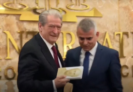 “DO TË FITOJMË”/ Dule i dhuron libër Berishës në mbyllje të konferencës, shtrëngime duarsh mes tyre