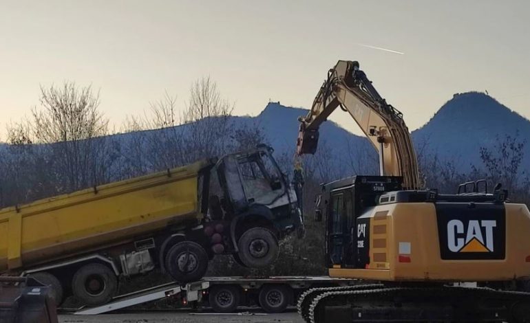 SITUATA NË VERI TË KOSOVËS/ KFOR nis largimin e kamionëve të dëmtuar që shërbenin si barrikada