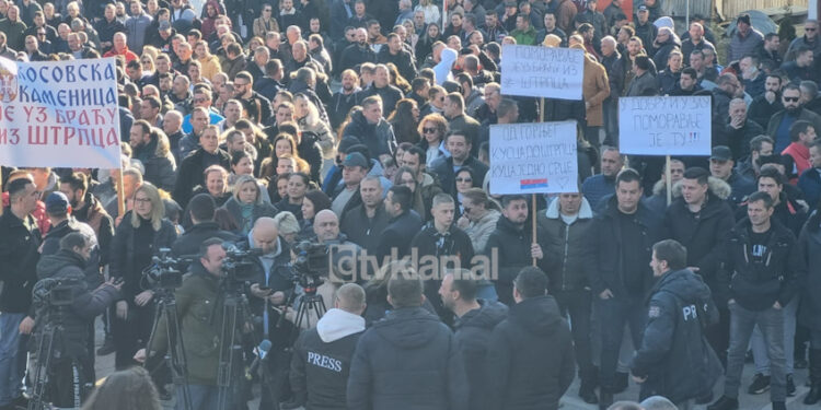 KOSOVË/ Serbët protestojnë në Shtërpcë pas plagosjes së dyfishtë