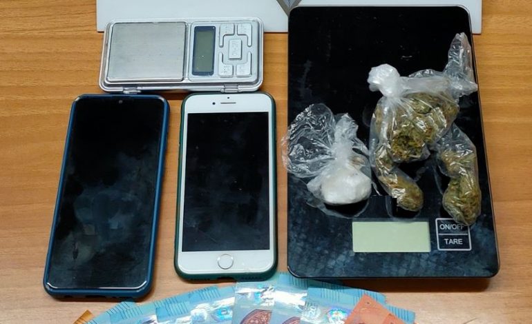 KAPET ME DROGË DHE EURO/ Arrestohet 28-vjeçari shqiptar në Greqi