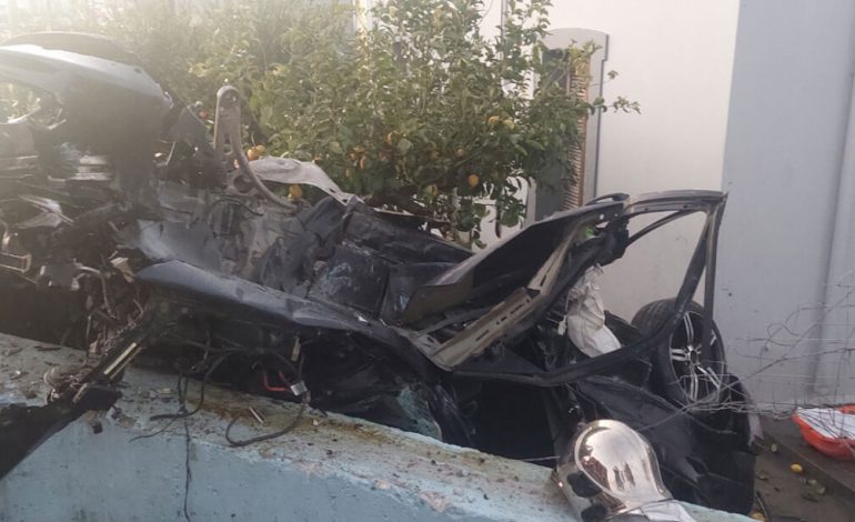 PAMJET/ Aksident i frikshëm, makina del nga rruga dhe përmbyset në oborrin e një shtëpie, humb jetën çifti dhe plagoset shoferi