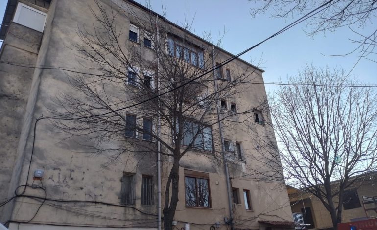 E RËNDË/ Shpërthen bombola e gazit në një pallat në Korçë, një i plagosur