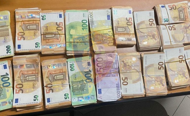 EMRAT/ Hiqeshin si zyrtarë, pranga tre personave që mashtronin bizneset. Sekuestrohen 89 400 euro