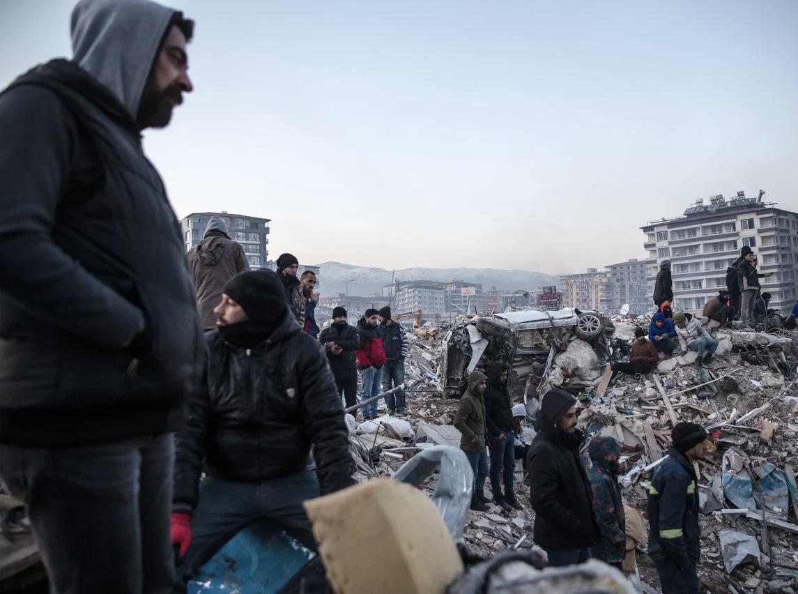 RËNDOHET BILANCI/ Shkon mbi 24 mijë numri i të vdekurve në Turqi dhe Siri
