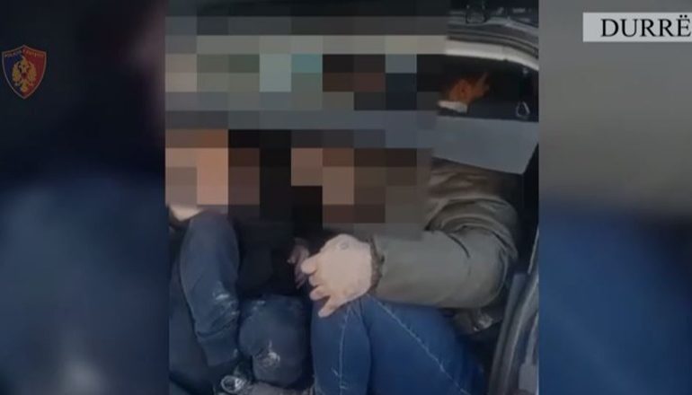 ARRESTOHET I RIU NË DURRËS/ Transportonte 8 emigrantë dhe përplasi 4 makina duke tentuar t’i ikë policisë