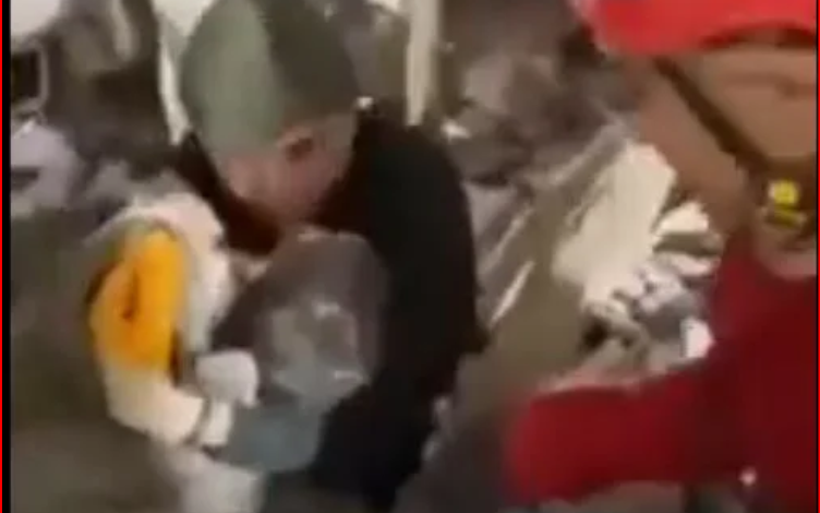 PAMJET PREKËSE/ Ushtarët e Kosovës shpëtojnë 2-vjeçaren nga rrënojat në Turqi, e marrin në krahë dhe e puthin