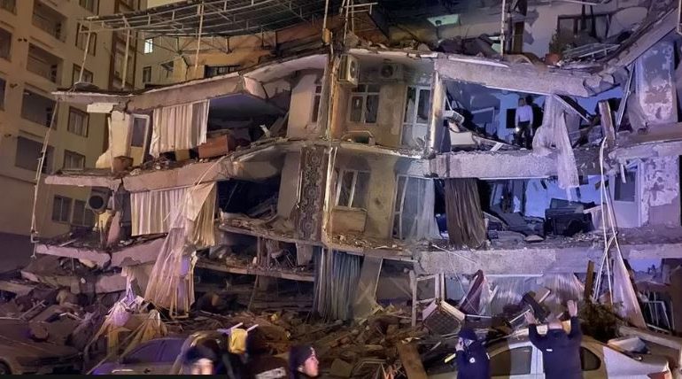 PAMJET/ Mbi 1000 të plagosur dhe qindra të vdekur, çfarë ka lënë pas tërmeti i fuqishëm në Turqi