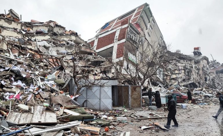 BILANCI TRAGJIK/ Mbi 50 mijë të vdekur nga tërmeti Turqi dhe Siri